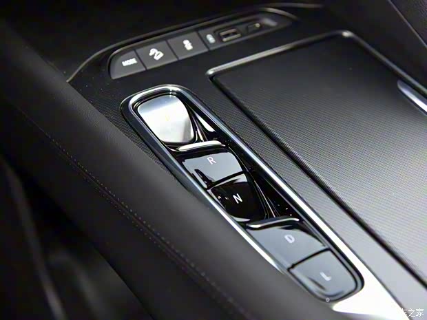 上汽通用別克 昂科旗 2020款 28T 兩驅(qū)戰(zhàn)旗型