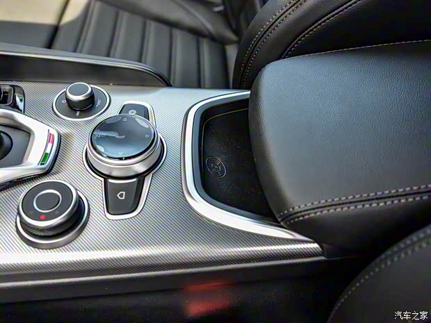 阿爾法·羅密歐 Giulia 2022款 2.0T 280HP Veloce 賽道版