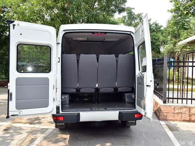 南京依維柯 Turbo Daily 2017款 2.8T A35客車中頂11座43S5