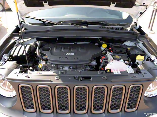 广汽菲克Jeep 自由侠 2016款 2.0L 自动四驱75周年致敬版