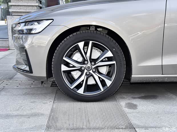 沃爾沃亞太 沃爾沃S60 2022款 B4 智遠(yuǎn)運(yùn)動(dòng)版