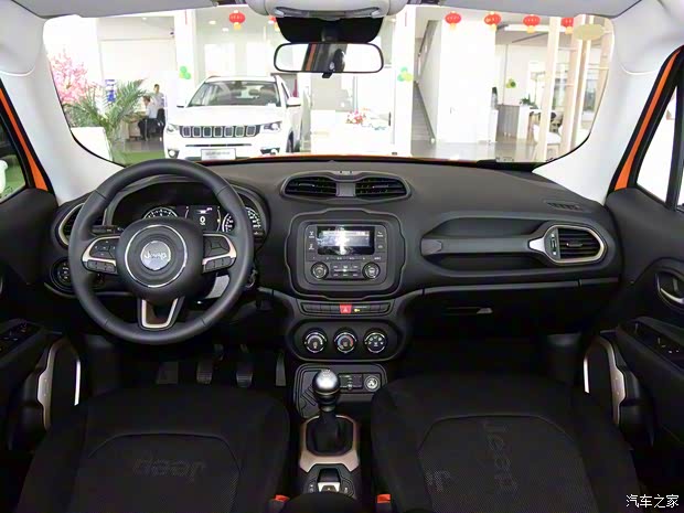 广汽菲克Jeep 自由侠 2017款 180T 手动动能版 广汽菲克Jeep 自由侠 2017款 180T 手动动能版