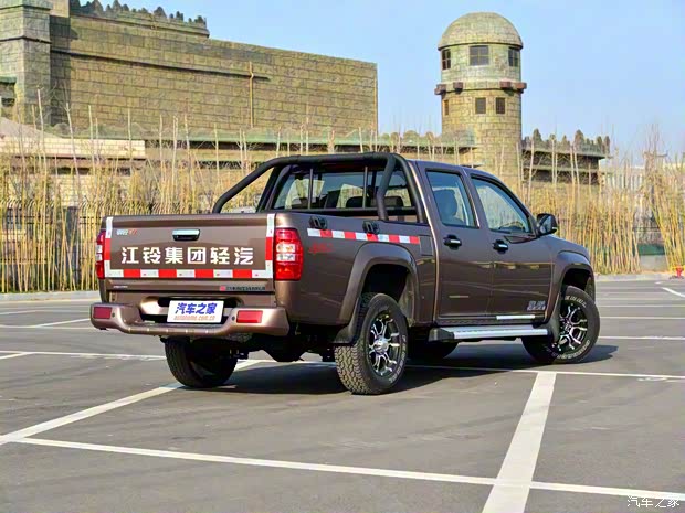 江铃集团轻汽 骐铃T7 2016款 2.8T四驱尊贵版加长轴距JE493ZLQ4CB