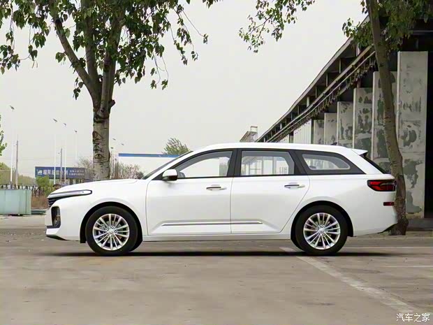 上汽通用五菱 新寶駿Valli 2021款 1.5T CVT伊犁牧場(chǎng)