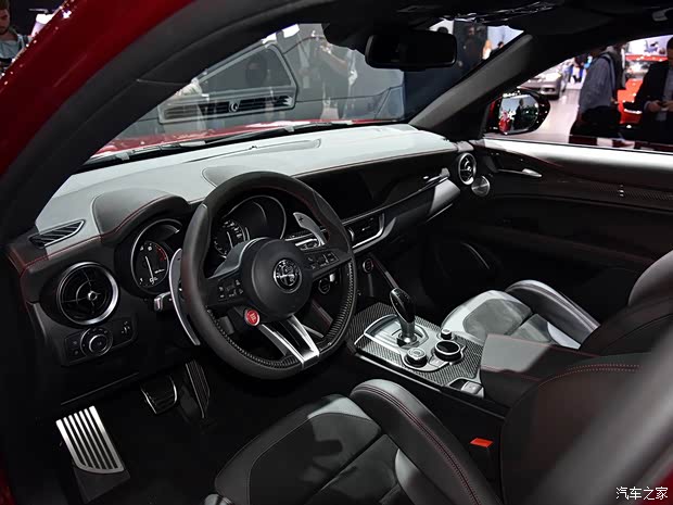 阿尔法·罗密欧 Stelvio 2017款 Quadrifoglio 阿尔法·罗密欧 Stelvio 2017款 Quadrifoglio