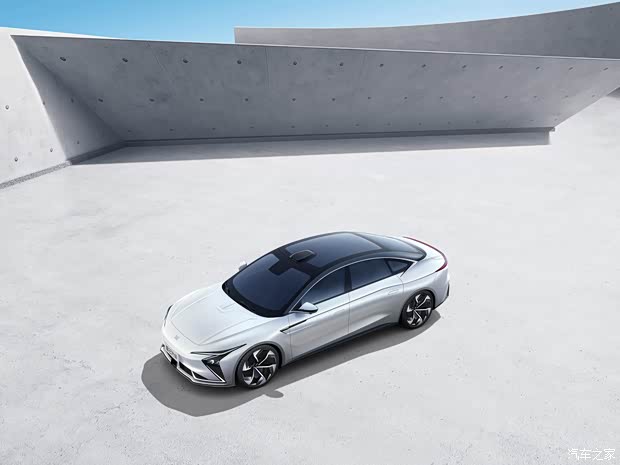 智己汽車 智能純電轎車 2021款 基本型