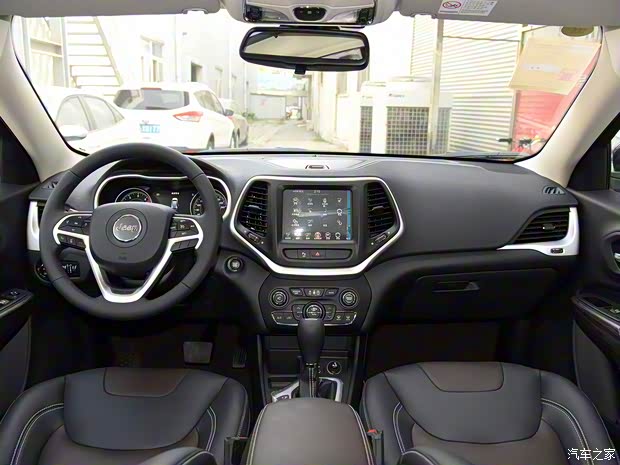 广汽菲克Jeep 自由光 2017款 2.0L 优越版 广汽菲克Jeep 自由光 2017款 2.0L 优越版