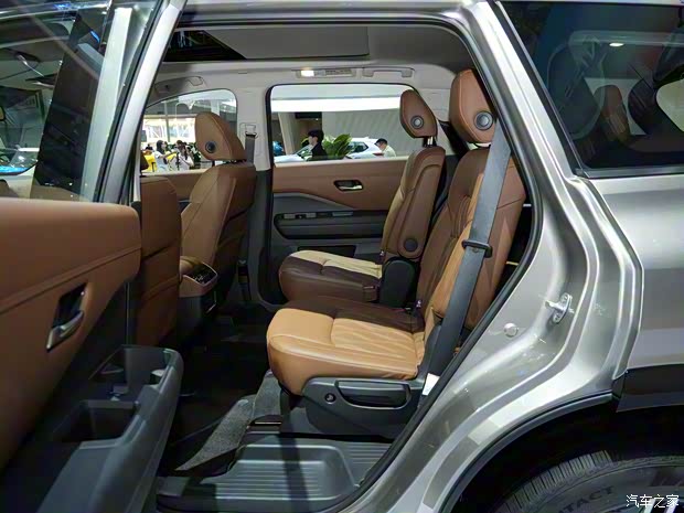 東風(fēng)日產(chǎn) 探陸 2024款 四驅(qū)基本型 6座