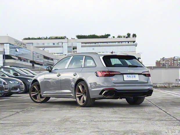 Audi Sport 奥迪RS 4 2023款  RS4 Avant 暗金版 Audi Sport 奥迪RS 4 2023款  RS4 Avant 暗金版