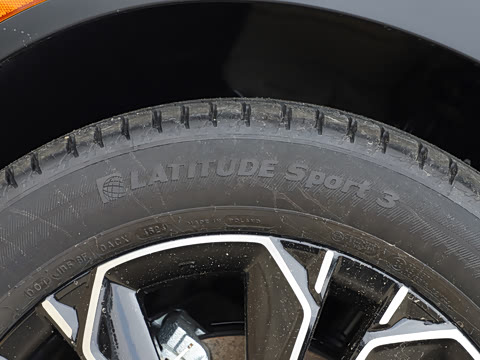 2024款 240TURBO 四驱尊耀版 5座 2024款 240TURBO 四驱尊耀版 5座