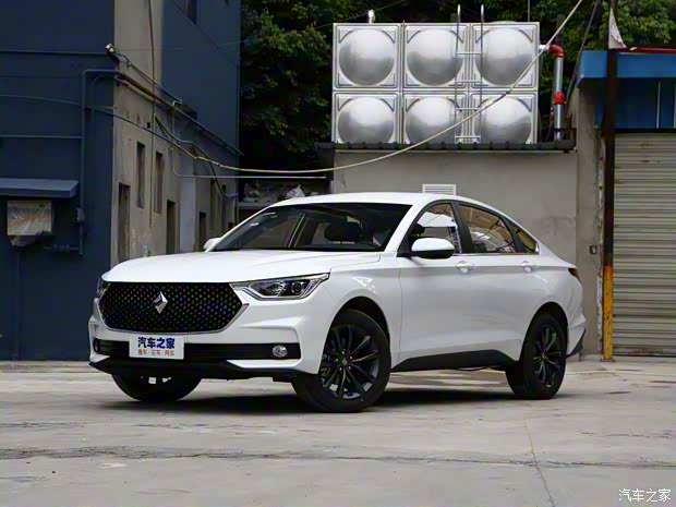 上汽通用五菱 新宝骏RC-6 2019款 1.5T 手动24小时在线豪华型 上汽通用五菱 新宝骏RC-6 2019款 1.5T 手动24小时在线豪华型