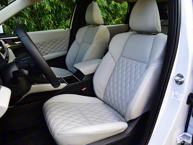 广汽三菱 欧蓝德 2022款 1.5T CVT四驱高配版 7座 广汽三菱 欧蓝德 2022款 1.5T CVT四驱高配版 7座