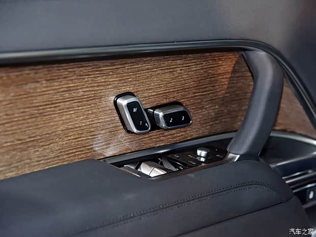 路虎(進(jìn)口) 攬勝 2022款 3.0 L6 400PS 典范加長(zhǎng)版