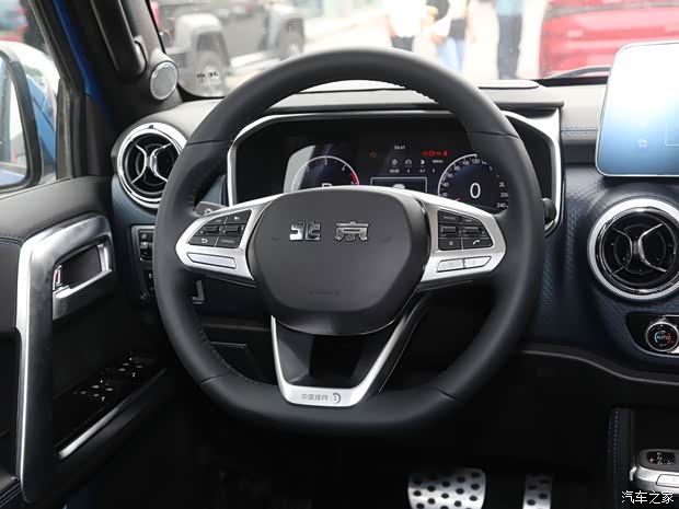 北京越野 北京BJ40 2023款 2.0D 自動四驅(qū)刀鋒英雄版?zhèn)b客型