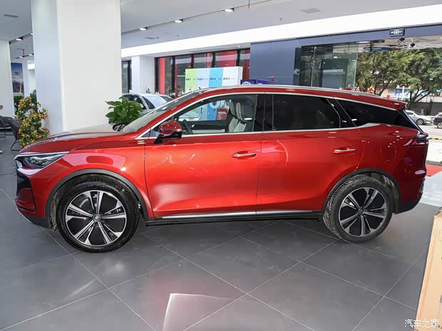 比亚迪 唐新能源 2022款 DM-p 215KM 四驱旗舰型