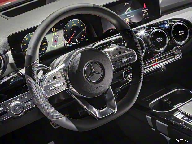 奔驰(进口) 奔驰A级 2018款 海外 基本型 奔驰(进口) 奔驰A级 2018款 海外 基本型