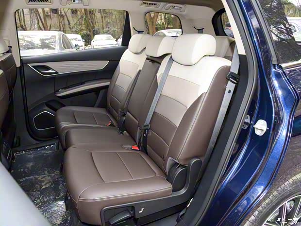 比亚迪 宋MAX新能源 2022款 DM-i 105KM 旗舰型 比亚迪 宋MAX新能源 2022款 DM-i 105KM 旗舰型