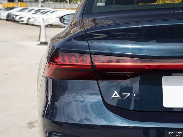 上汽奧迪 奧迪A7L 2024款 45TFSI S-line 筑夢(mèng)型 流晶套裝