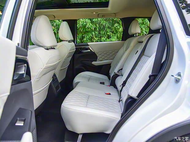 广汽三菱 欧蓝德 2022款 1.5T CVT四驱高配版 7座 广汽三菱 欧蓝德 2022款 1.5T CVT四驱高配版 7座