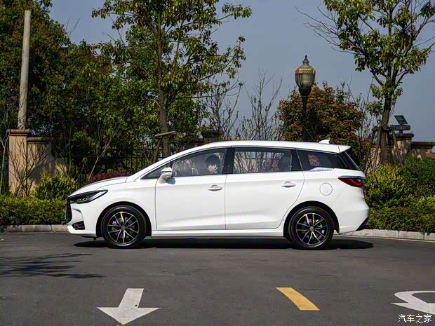 比亚迪 宋MAX 2018款 1.5T 自动智联尊享型 6座