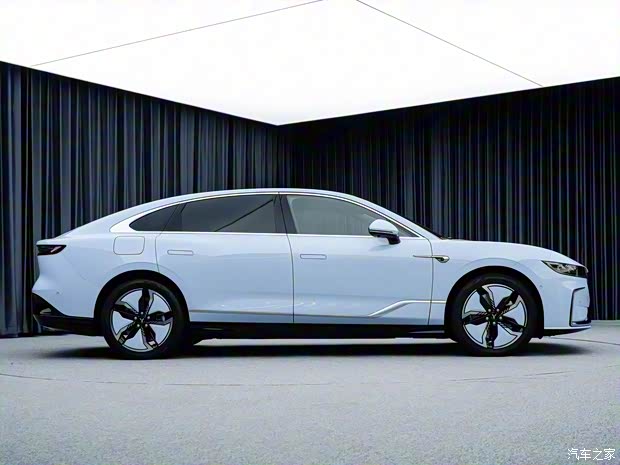 岚图汽车 岚图追光 2023款 纯电版 岚图汽车 岚图追光 2023款 纯电版