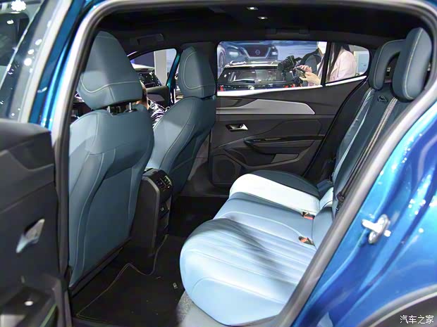 東風(fēng)標(biāo)致 標(biāo)致408X 2023款 高配版