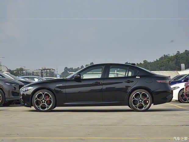 阿尔法·罗密欧 Giulia朱丽叶 2023款 2.0T 280HP 赛道版