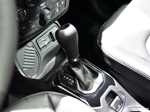 广汽菲克Jeep 自由侠 2019款 1.3T 夜鹰版 广汽菲克Jeep 自由侠 2019款 1.3T 夜鹰版