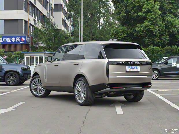 路虎(进口) 揽胜 2022款 4.4 V8 530PS 首发版 路虎(进口) 揽胜 2022款 4.4 V8 530PS 首发版