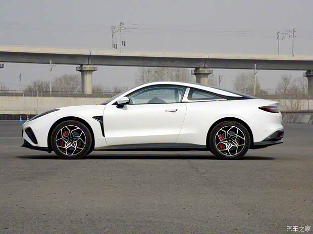 合众汽车 哪吒GT 2023款 580km 四驱基本型