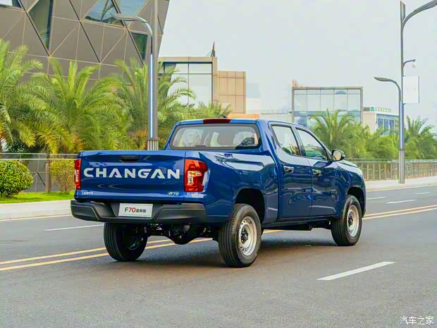 长安汽车 长安F70 2023款 蓝鲸版 2.0T汽油自动两驱创富型 长轴 长安汽车 长安F70 2023款 蓝鲸版 2.0T汽油自动两驱创富型 长轴