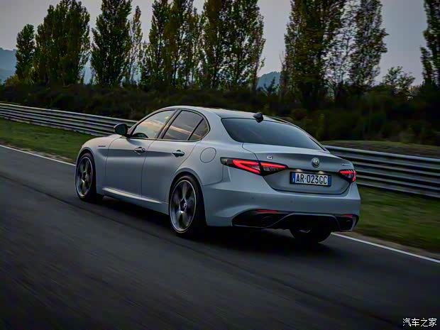 阿尔法·罗密欧 Giulia朱丽叶 2023款 Competizione 阿尔法·罗密欧 Giulia朱丽叶 2023款 Competizione