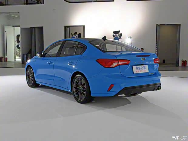 长安福特 福克斯 2022款 三厢 EcoBoost 180 自动ST Line 长安福特 福克斯 2022款 三厢 EcoBoost 180 自动ST Line