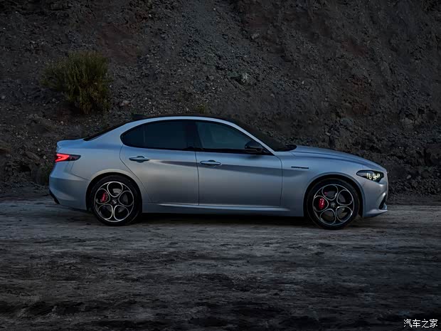 阿尔法·罗密欧 Giulia朱丽叶 2023款 Competizione 阿尔法·罗密欧 Giulia朱丽叶 2023款 Competizione