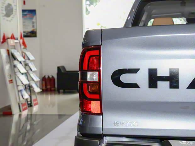 長(zhǎng)安汽車 長(zhǎng)安覽拓者 2023款 2.0T自動(dòng)四驅(qū)汽油旗艦型標(biāo)箱