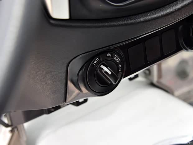 鄭州日產(chǎn) 納瓦拉 2017款 2.5L手動四驅(qū)旗艦版QR25