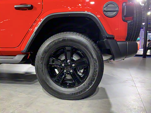 2022款 2.0T 高地四门版 2022款 2.0T 高地四门版