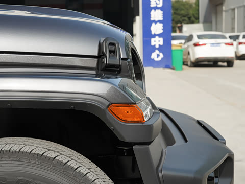 2022款 2.0T 高地四门版 2022款 2.0T 高地四门版