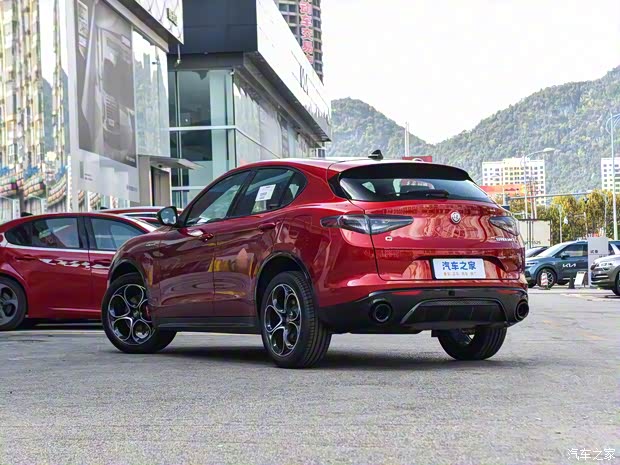 阿尔法·罗密欧 Stelvio斯坦维 2023款 2.0T 280HP Veloce赛道版