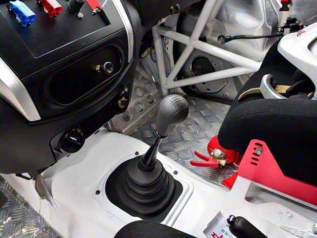 鄭州日產(chǎn) 納瓦拉 2017款 2.5L手動四驅(qū)旗艦版QR25