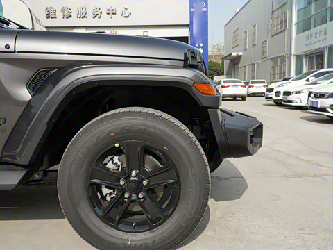 2022款 2.0T 高地四门版 2022款 2.0T 高地四门版