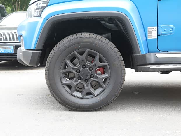 北京越野 北京BJ40 2023款 2.0D 自動四驅(qū)刀鋒英雄版?zhèn)b客型