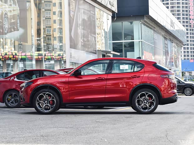 阿尔法·罗密欧 Stelvio斯坦维 2023款 2.0T 280HP Veloce赛道版