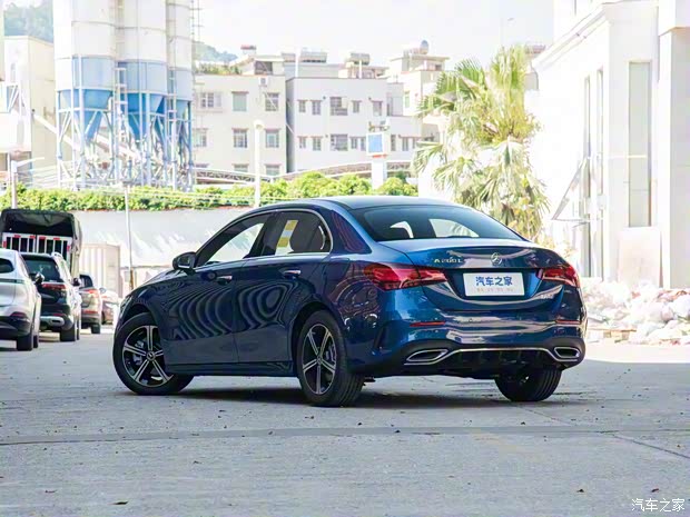 北京奔驰 奔驰A级 2023款 A 200 L 时尚型