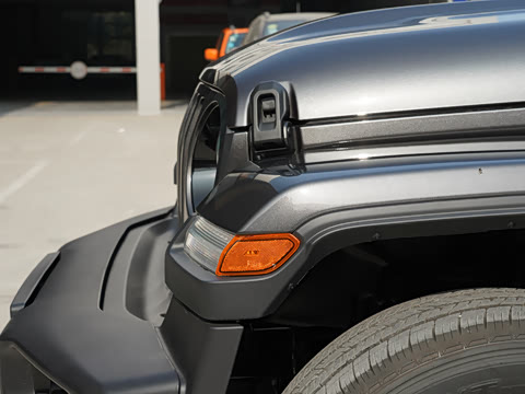 2022款 2.0T 高地四门版 2022款 2.0T 高地四门版