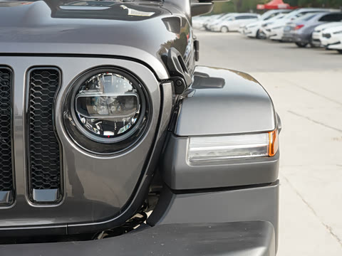 2022款 2.0T 高地四门版 2022款 2.0T 高地四门版