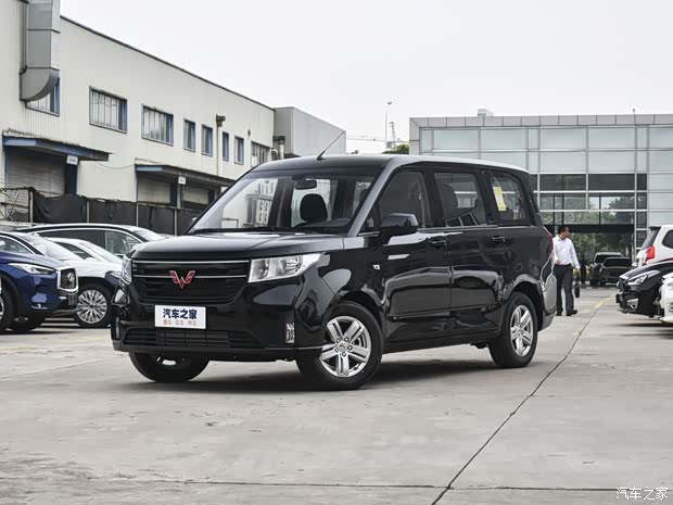 上汽通用五菱 五菱宏光PLUS 2019款 1.5T 手动舒适型 7座 上汽通用五菱 五菱宏光PLUS 2019款 1.5T 手动舒适型 7座