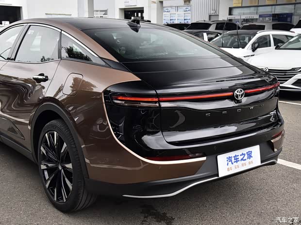 丰田(进口) 皇冠(进口) 2023款 2.4T SportCross HEV四驱至尊版