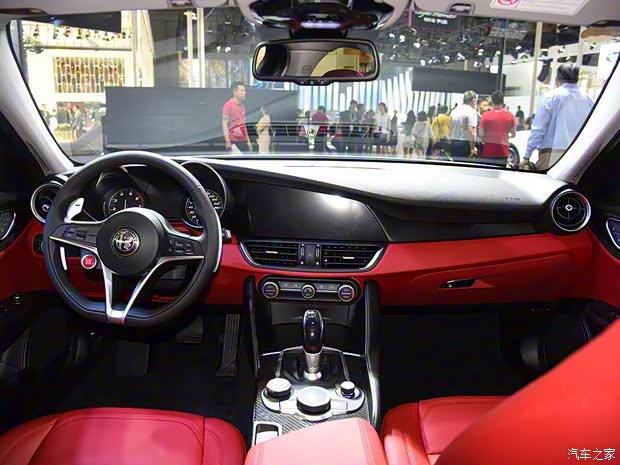阿尔法·罗密欧 Giulia 2018款 2.0T 280HP 豪华版 碳纤维限量版