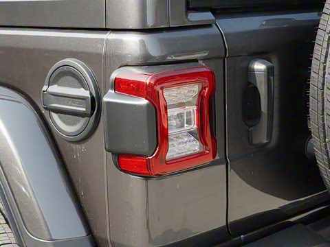 2022款 2.0T 高地四门版 2022款 2.0T 高地四门版